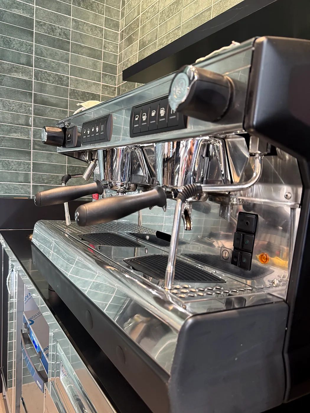 La macchina del caffè dietro il bancone