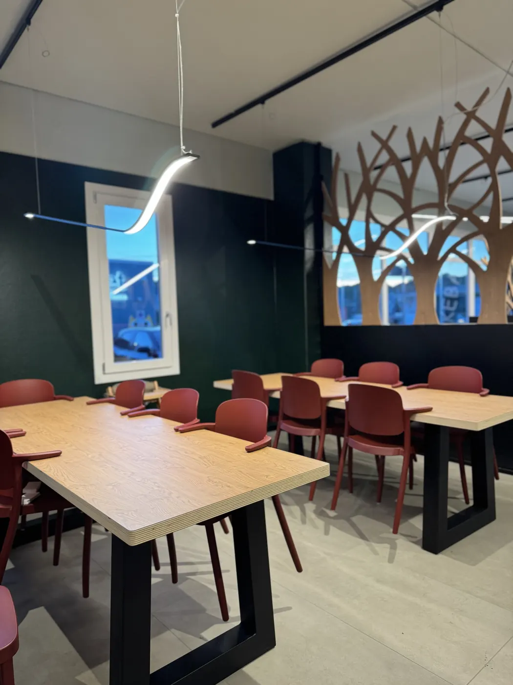 La sala la sera con le luci accese